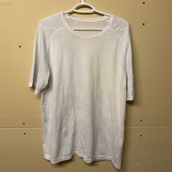 Lululemon shirt size large metal vent - Picture 2 of 7